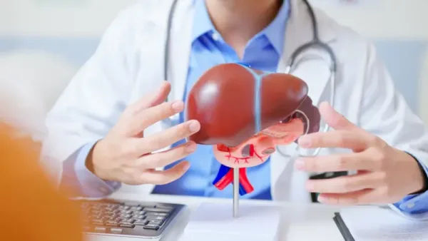 وجبة ما بعد العشاء.. عادة شائعة قد ترفع خطر الكبد الدهني 36%