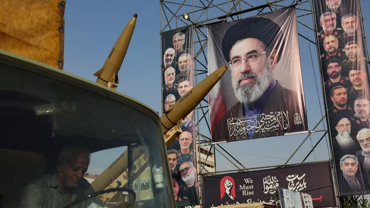 إيران تحصن دفاعاتها.. وتلوح برد أعنف على أي هجوم أميركي