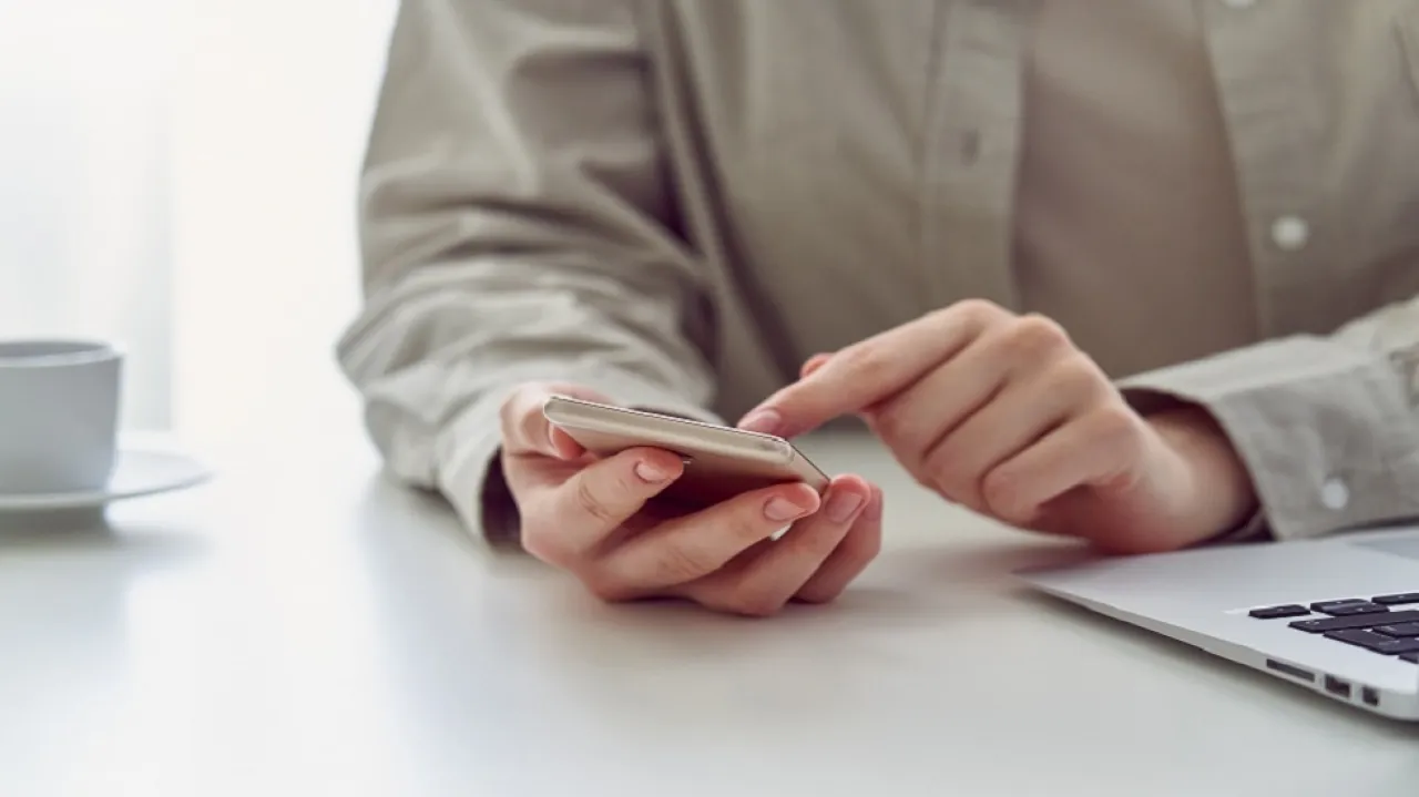 ماذا يحدث لجسمك عندما لا تتوقف عن تصفح هاتفك؟