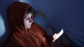 احذر تصفح الهاتف في الفراش مستلقياً بالعتمة