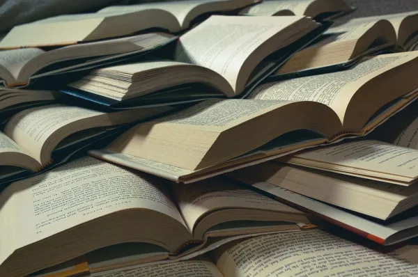 لحماية مكتبتك المنزلية: دليلك للتخلص من حشرات تتغذى على الكتب