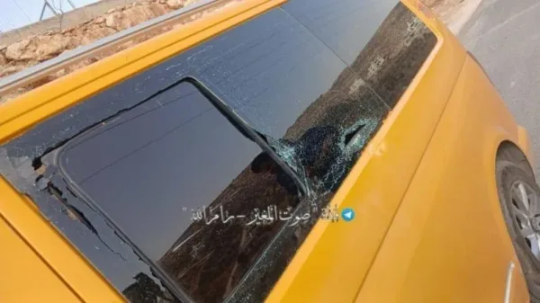 مستوطنون يعتدون على مركبات المواطنين بالحجارة شرق رام الله