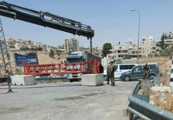 قوات الاحتلال تنصب بوابة حديدية غرب دورا بالخليل