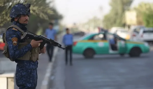 أحرقه وطعنه ثم ألقاه بالشارع.. أب يعذب طفله بوحشية في العراق