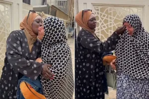 مسنة عراقية تبكي بحرقة في وداع عاملتها المنزلية وتشعل التفاعل على المنصات