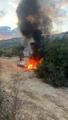 مستوطنون يهاجمون مزارعين ويحرقون مركبتين في "واد الشاعر" شرق سلفيت