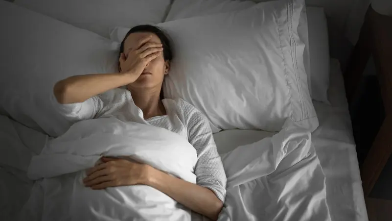 الأرق لا يسرق نومك فقط.. دراسة تكشف علاقته بالسكتة الدماغية والخرف