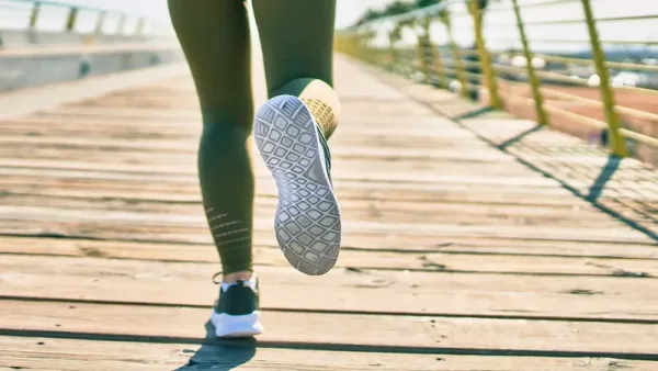 المشي صباحاً أم مساءً؟.. التوقيت الأفضل لضبط سكر الدم