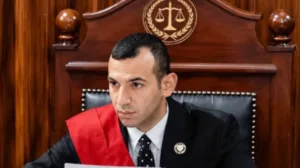 "القاضي المزيف".. محكمة مصرية تقضي بحبسه 10 سنوات في 3 اتهامات مختلفة