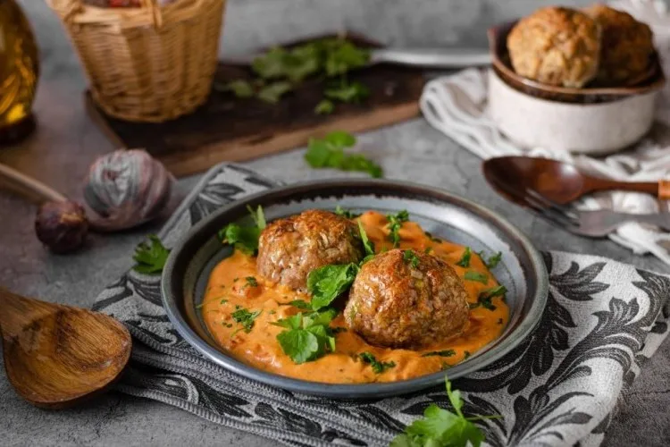 كرات الكفتة بصوص الكاري