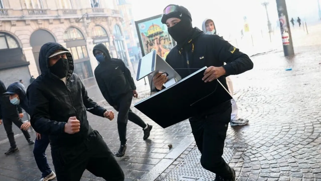لصوص متجر أبل فرنسا في ورطة.. "أجهزتكم معطلة ونتتبعكم"