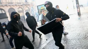 لصوص متجر أبل فرنسا في ورطة.. "أجهزتكم معطلة ونتتبعكم"