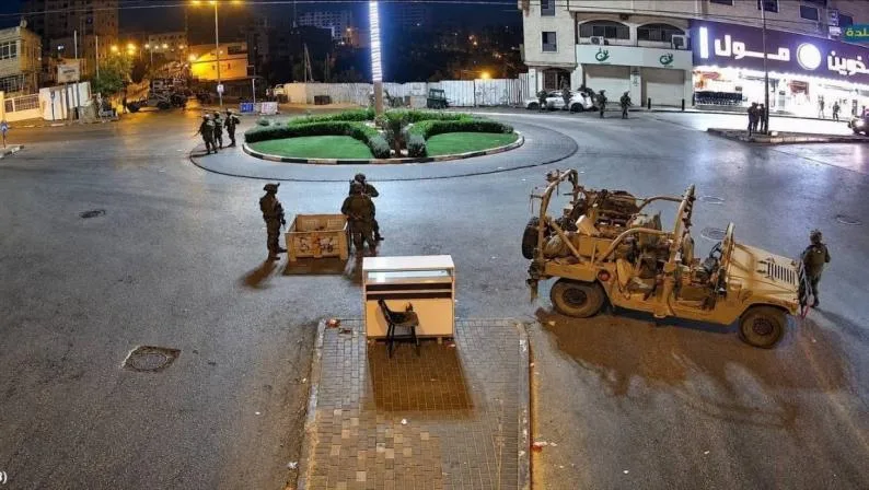 الاحتلال يجبر عشرات المواطنين على إخلاء منازلهم في الخليل