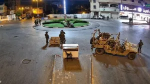 الاحتلال يجبر عشرات المواطنين على إخلاء منازلهم في الخليل