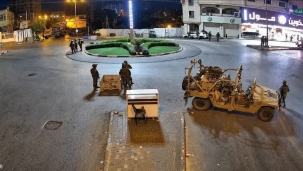 الاحتلال يجبر عشرات المواطنين على إخلاء منازلهم في الخليل