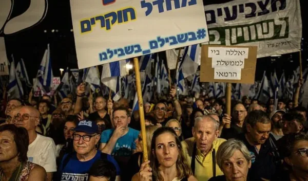 قبيل انتخابات الكنيست.. الآلاف يتظاهرون في "تل أبيب" للمطالبة بلجنة تحقيق رسمية وضد حكومة نتنياهو