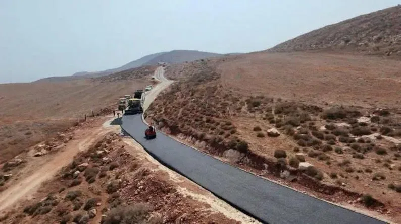سموتريش يعلن شق طريق استيطاني يربط مستوطنة ألون موريه بالأغوار