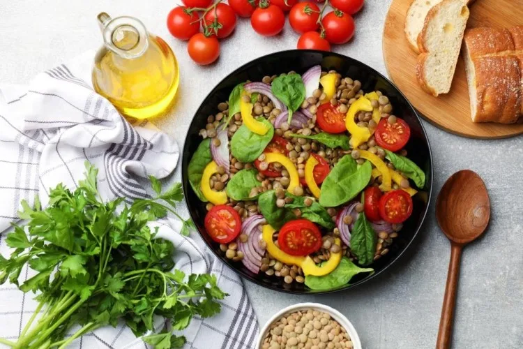 سلطة العدس والخضروات قليلة السعرات