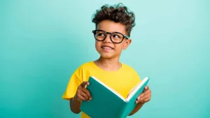 تنمر وخوف من السخرية.. كيف تتعامل مع طفلك إذا كان يخفي حبه للقراءة؟