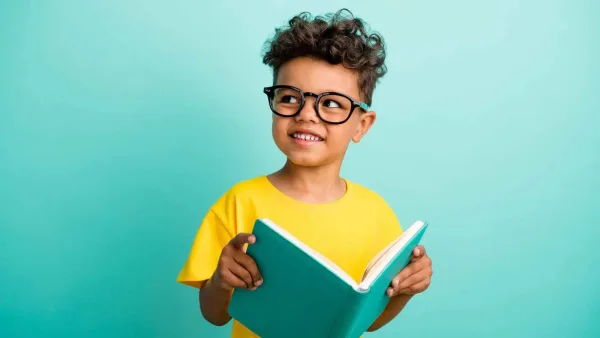 تنمر وخوف من السخرية.. كيف تتعامل مع طفلك إذا كان يخفي حبه للقراءة؟