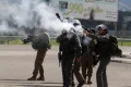 الاحتلال يطلق قنابل الغاز صوب المستشفى الأهلي ويغلق طرقًا في الخليل
