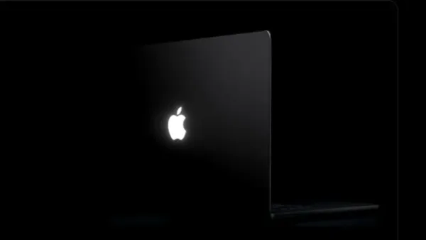 "أبل" تعيد شعار التفاحة المضيء إلى MacBook Pro بعد غياب دام عقداً