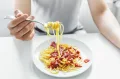 ماذا يحدث للنشويات عند تبريد الأرز والمكرونة والبطاطس بعد الطهي؟