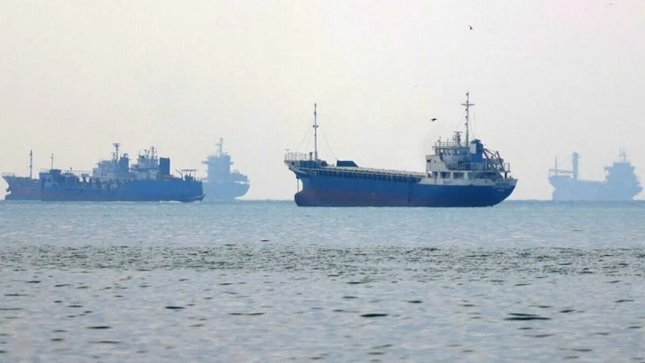 إيران : اندلاع حرائق في 4 ناقلات اصطدمت بألغام في هرمز