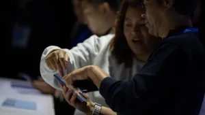 "سامسونغ" تخسر من هواتف Galaxy S26.. فهل تنقذها Galaxy S27؟